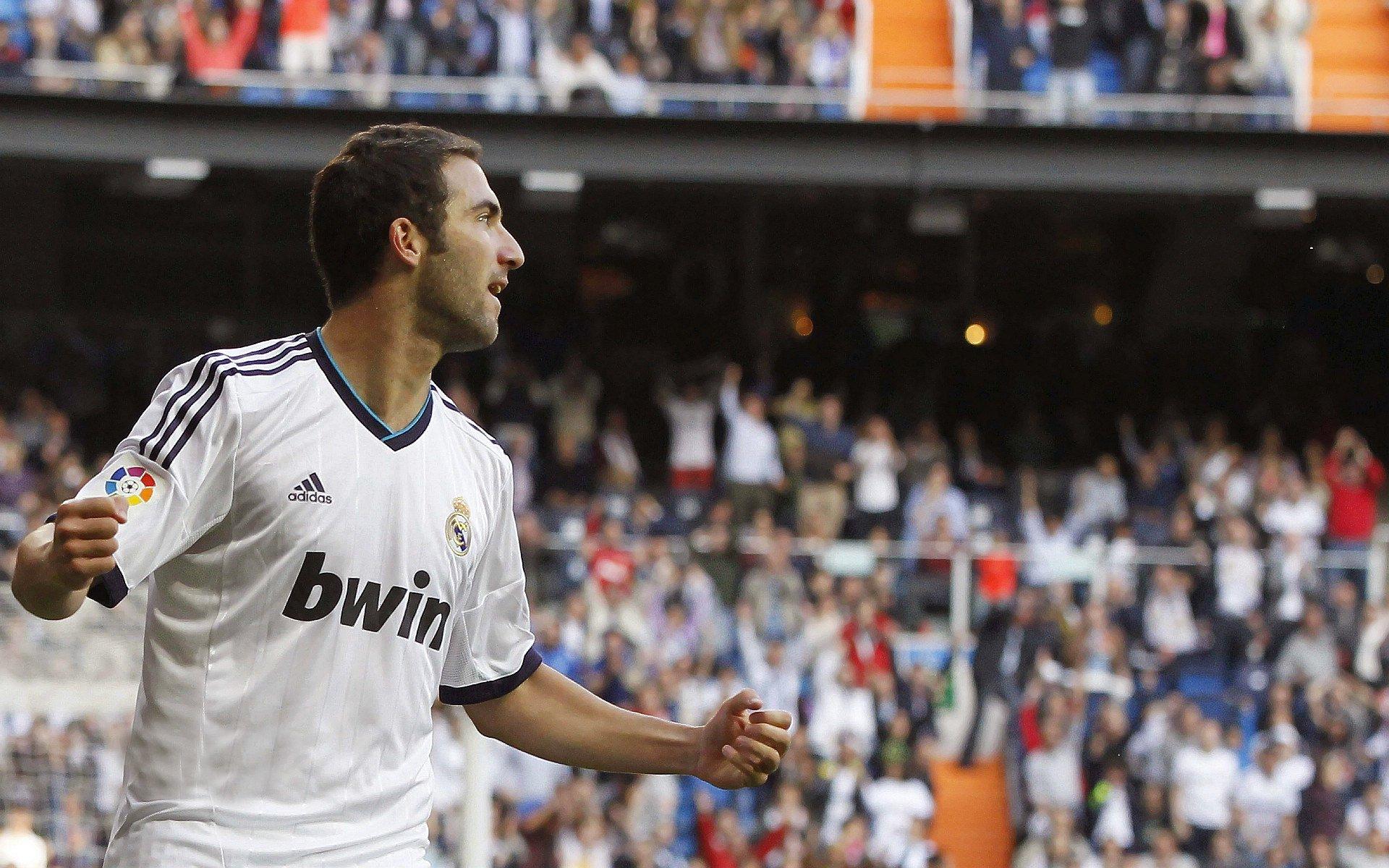 唏嘘！恩里克去年教导姆巴佩，你必须以身作则，整场去逼抢库巴西！