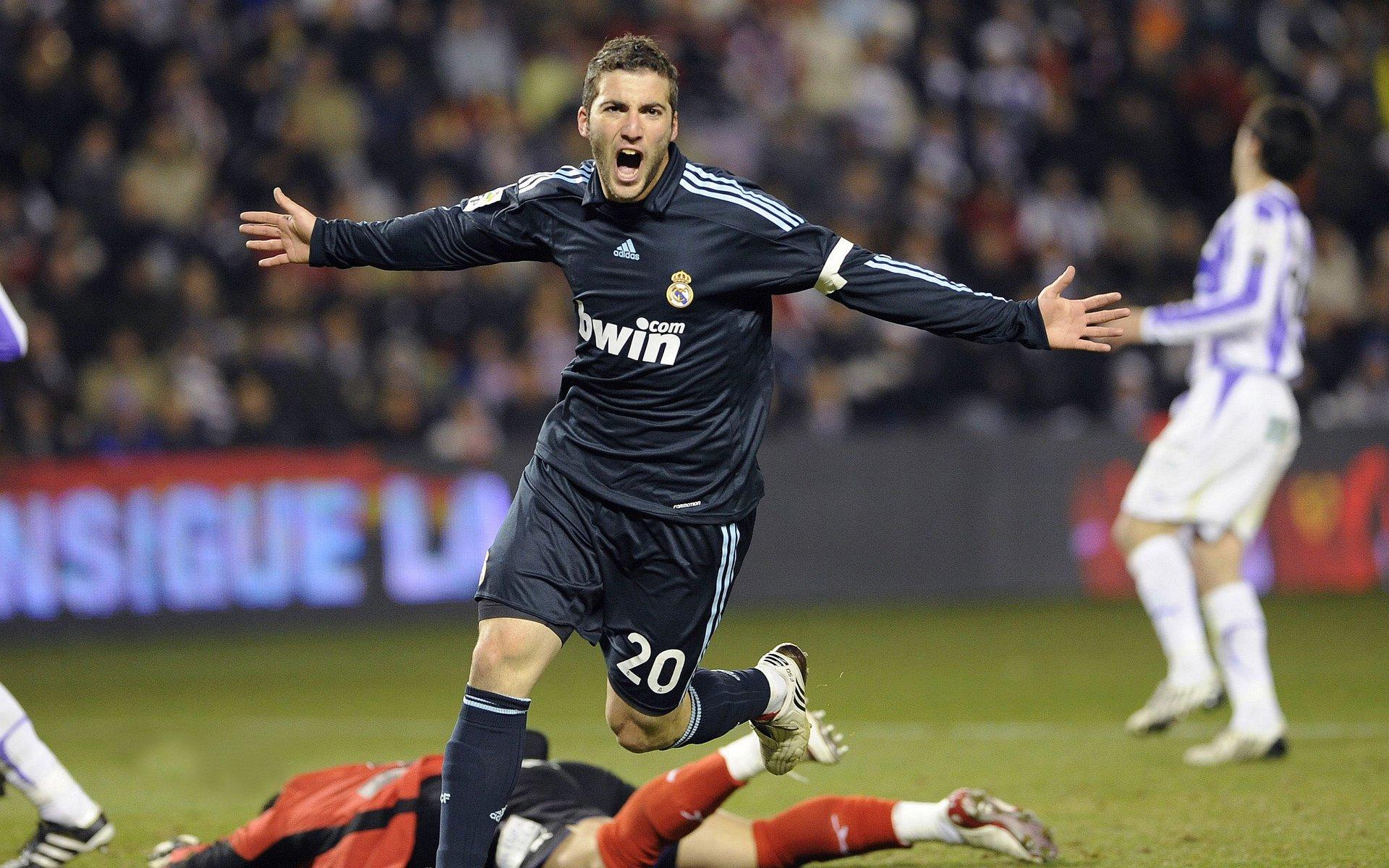 还原度如何？巴萨球员与韩国女团互动，互相模仿对方经典pose