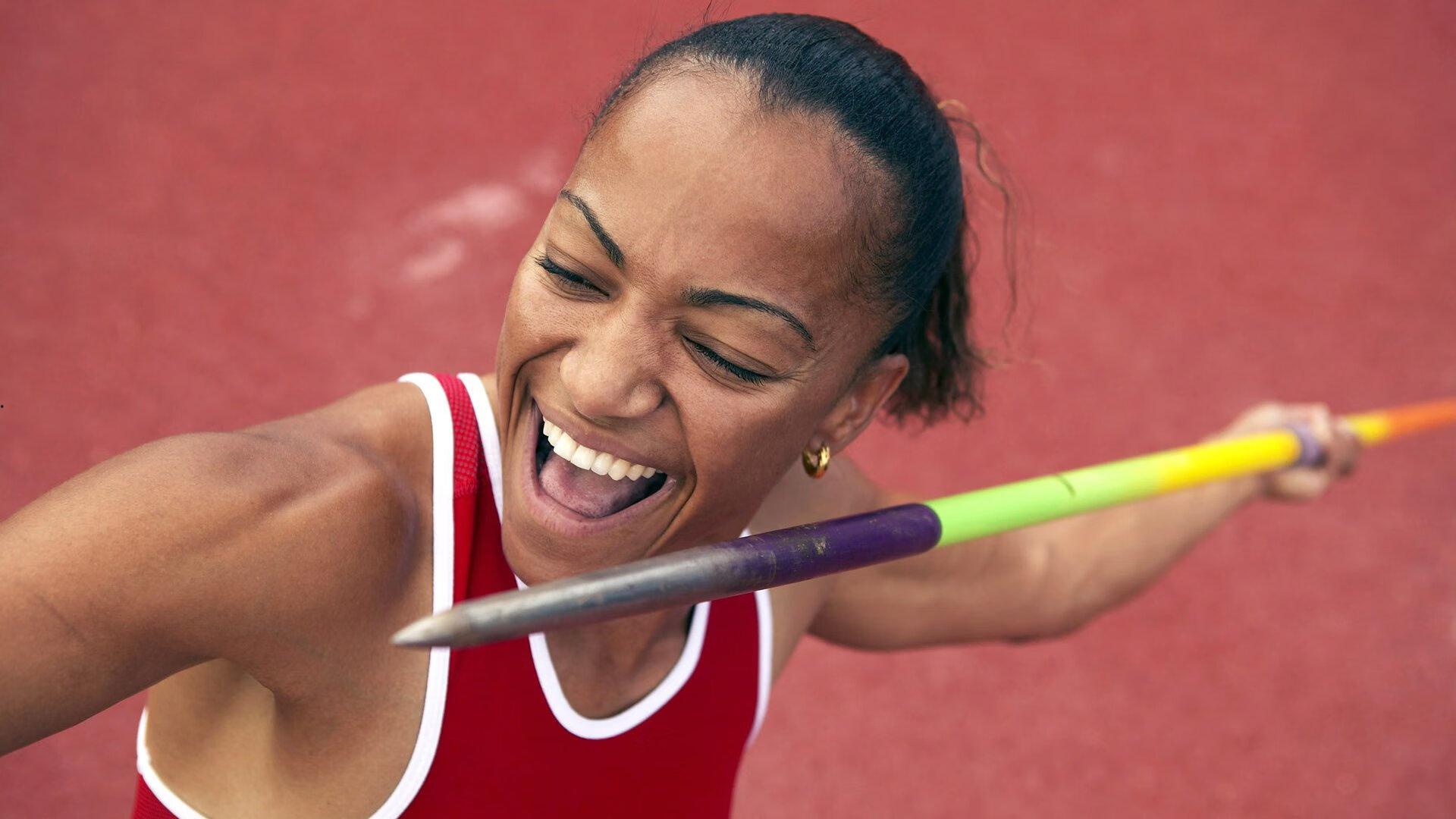 阿斯:阿尔巴绝平后拥抱了队友鲁伊斯,后者父亲刚刚离世